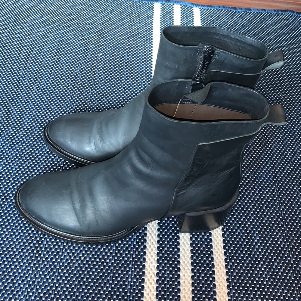 Coclico soft leather bootie, EXCELLENT condition, size 38--black